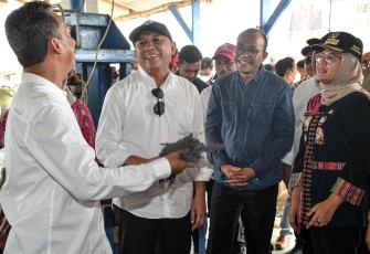 MenKopUKM Teten Masduki saat meninjau kesiapan program Solar Untuk Koperasi (Solusi) Nelayan di Desa Cangkring, Kecamatan Cantigi, Kabupaten Indramayu, Jawa Barat, Rabu (21/9).