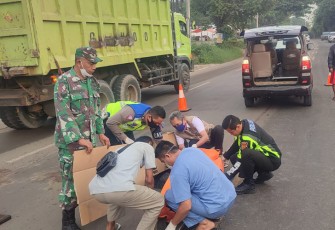 Sat Lantas Polresta Serang Kota dibantu petugas lainnya saat evakuasi korban
