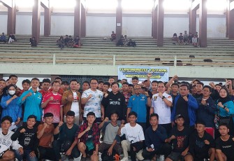 Waka DPD RI Sultan B Najamudin (Tengah kenakan jaket hitam) saat Buka Futsal KNPI Cup 