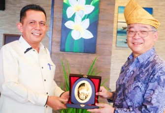 Gubernur Kepulauan Riau H. Ansar Ahmad saat beraudiensi dengan Minister Trade Industry (Menteri Perdagangan dan Industri) Singapura, Gan Kim Yong di Grand Lagoi Hotel, Bintan, Jum'at (14/10) kemarin.
