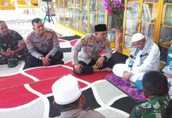 Kapolres Aceh Timur saat Silaturahmi dengan Pimpinan Dayah Bustanul Huda dan Serahkan Bantuan