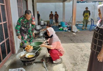 Babinsa Kodim 1016 Palangka Raya saat Bantu Masak di Dapur Umum untuk Korban Banjir 