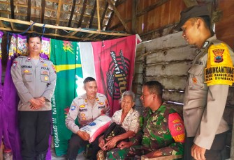 Anggota Polres Blora memberikan bantuan sosial kepada kaum dhuafa di desa desa.