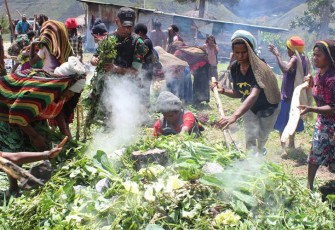 Satgas Yonif Mekanis 203/AK Adakan Acara Bakar Batu Meriahkan HUT Kodam Jaya ke-73 dan Sambut Hari Natal di Lanny Jaya