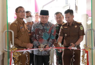 Peresmian gedung Sitipol Polres Payakumbuh ditandai dengan pengguntingan pita.