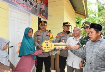 Kapolres Aceh Timur AKBP Andy Rahmansyah, S.I.K. saat memberikan sambutan pada kegiatan Penyerahan Bantuan Rumah Dhuafa Polres Aceh Timur kepada Raniah (50) warga Dusun Mulia, Desa Tualang Dalam, Kecamatan Idi Timur, Kabupaten Aceh Timur, Jum’at, (22/07/2022).