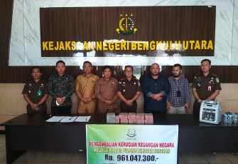 Penyerahan uang ganti rugi oleh PT PMN ke Kejari Bengkulu Utara, , Senin (15/8/2022).