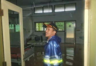 Wakil Bupati Trenggalek, Syah Muhamad Natanegara, saat meninjau bencana Banjir di RSUD dr Soedomo, Selasa (18/10/2022).