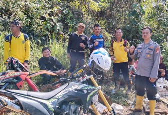 Polsek Maje Bersama Warga saat Gotong Royong Cor Jalan Desa Tanjung Aur