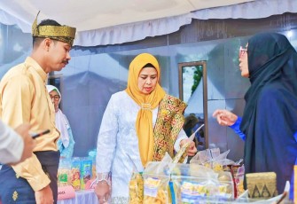  Hj. Dewi Kumalasari Ansar saat resmi membuka kegiatan Dekranasda Festival (DekraFest) tahun 2022 di Bintan Expo, Tanjungpinang, Kamis (22/9). 