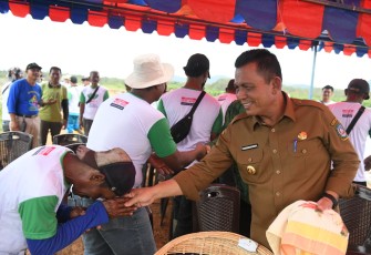 Gubernur Ansar saat bertemu petani dalam penanaman padi di Sungai Raye, Kecamatan Singkep Barat, Kabupaten Lingga, Senin (21/11).