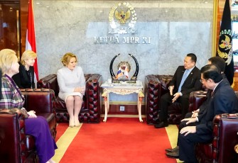 Bamsoet saat menerima Ketua Dewan Federasi Majelis Federal Federasi Rusia H.E. Mrs. Valentina Matvienko, di Ruang Kerja Ketua MPR RI, di Komplek MPR RI, Jakarta, Kamis (6/10/22).