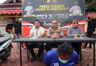 Kapolres Rejang Lebong Polda Bengkulu AKBP H. Tonny Kurniawan, S.IK saat press release yang berlangsung di Lapangan Satya Haprabu.