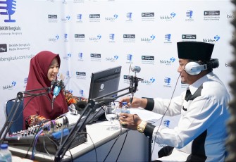 Wagub Rosjonsyah saat menjadi narasumber talkshow radio streaming BKKBN pada program OBSKEN (Obrolan Keren Seputar BKKBN) di kantor BKKBN Perwakilan Bengkulu pada Rabu (29/06/2022).