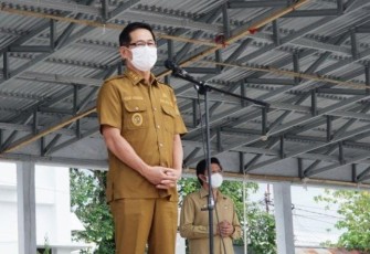 Wakil Walikota Bitung Hengky Honandar SE saat memimpin apel kerja, Senin (4/4/22). 
