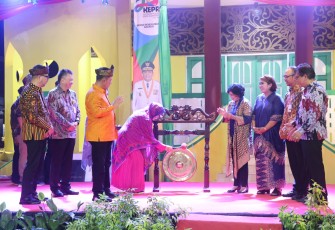 Gubernur Kepri saat meresmikan anjungan di TMII