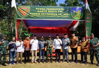 Foto bersama usai acara pembukaan Karya Bakti TNI Korem 041/Gamas Tahun 2022 di Desa Padang Capo Kabupaten Seluma Provinsi Bengkulu, Kamis (31/03/2022). 
