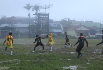 Partai final dalam turnamen yang diikuti 16 tim, berlangsung seru di bawah guyuran hujan.