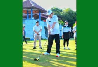 Gubernur Prov Kepri Ansar Ahmad saat mengayunkan Stick Golf saat dibukanya turnamen.