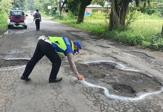 Satlantas Polres Karanganyar Pasang Stiker Pemantul Cahaya dan Tandai Lubang Jalan Rusak