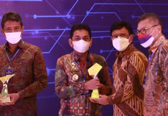 Pj Walikota Tebing Tinggi saat Terima Penghargaan TP2DD Terbaik se-Sumatera