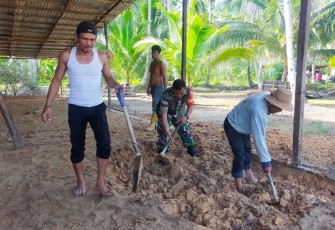 Babinsa Tanjung Tengah Bantu saat Bangun Rumah Warga