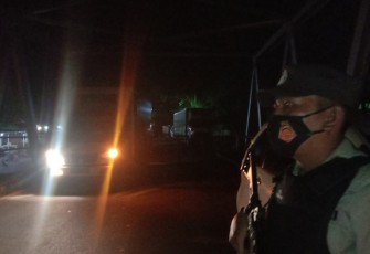 Salah satu petugas saat patroli di Jalan Lintas Curup-Lubuklinggau, Senin malam (25/04/2022).
