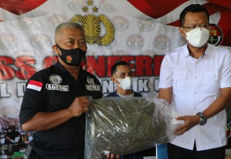 Kasubdit II Ditresnarkoba Polda Bengkulu AKBP. Nuswanto didampingi oleh Kasubdit Penmas Bidhumas Polda Bengkulu AKBP Agung Darmanto saat conferensi pers tersangka dan barang bukti, Kamis (24/03/2022).