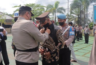 Secara simbolis Kapolres Purworejo melepas baju dinas Polri yang dikenakan AL dan menggantikan dengan baju biasa.