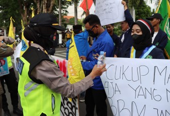 Polisi Layani Mahasiswa Demo Dengan Humanis