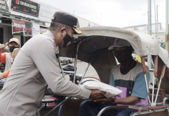 Kapolres Pemalang AKBP Ari Wibowo saat salurkan bansos ke tukang becak, Jumat (09/09/2022).