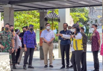 Presiden RI Ir H Joko Widodo saat meninjau penataan kawasan Garuda Wisnu Kencana (GWK),  Jumat (25/3/2022).