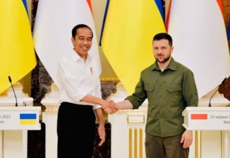 Presiden RI Ir H Joko Widodo saat bertemu Presiden Ukraina Zelenskyy. Foto: (twiter@jokowi)