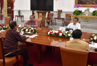 Presiden Joko Widodo saat menggelar rapat terbatas bersama sejumlah Menteri Kabinet Indonesia Maju di Istana Merdeka, Jakarta, pada Senin, 12 September 2022.