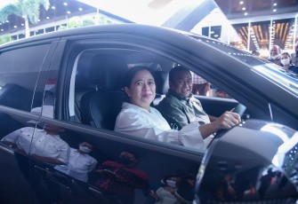 Puan saat Jajal Setir Mobil Listrik Keliling Gedung Parlemen