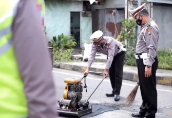 Satlantas Polres Rejang Lebong (RL) Polda Bengkulu saat giat “GERTAK TAMBANG” di ruas jalan rusak, Rabu (20/04/2022).