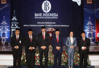 Gubernur Rohidin foto bersama saat hadir pada Upacara Pengukuhan Kepala Perwakilan Bank Indonesia Provinsi Bengkulu, Rabu (09/11). 