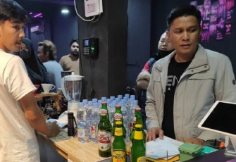 Polisi saat razia salah satu tempat hiburan malam di Kota Bengkulu.