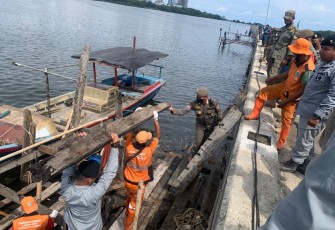 Bakamla RI saat Tertibkan Dermaga Liar di Sepanjang Tanggul Pengamanan Pantai Jakarta