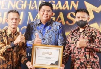 Bupati Bintan Roby Kurniawan SPWK seusai terima penghargaan