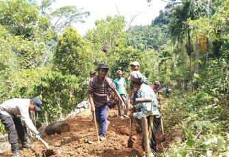 Bhabinkamtibmas bersama warga gotong royong 