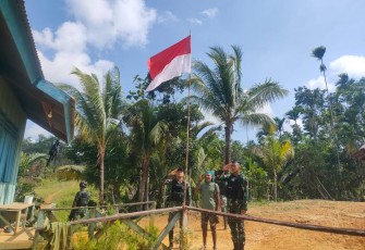 Satgas Yonif 126/KC Kibarkan Bendera Merah Putih di Rumah Masyarakat Perbatasan Papua