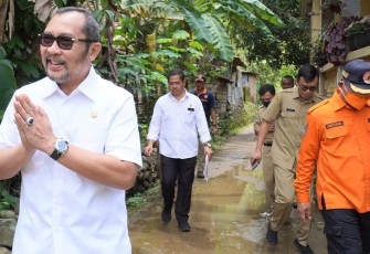 Wakil ketua DPRD Jawa Timur Sahat Tua Simanjuntak saat sambangi warga korban banjir.