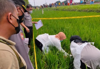 Petugas sedang melakukan olah TKP dan upaya evakuasi terhadap jasad pria tanpa identitas yang tewas tertabrak kereta api Argo Wilis, di Dukuh Dadagan, Desa Pulosari Kecamatan Kebakkramat, Kabupaten Karanganyar, pada Jumat (21/10/2022).