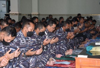 Seluruh Prajurit Jajaran TNI AL saat Laksanakan Doa Bersama Hari Jadi ke-77