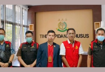 ALB (kenakan baju tahanan (dua dari kanan) saat ditahan Kejari Lambar, Selasa (30/8/2022).