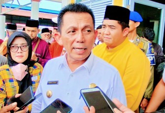 Gubernur Ansar Ahamad seusai Serahkan Bantuan Sembako Untuk Keluarga DTKS Kabupaten Bintan 