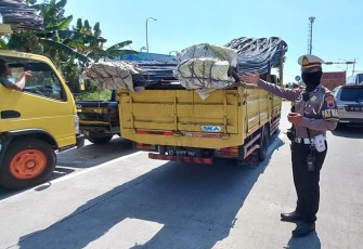 Satlantas Polres Karanganyar menggelar razia penindakan pelanggaran kasat mata di Simpang Tiga Exit Tol Kebakkramat, Karanganyar, Rabu (27/7/2022).