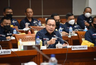 Kepala Bakamla RI Laksdya TNI Dr. Aan Kurnia  saat melaporkan Pelaksanaan Patroli Bersama di Komisi I DPR RI
