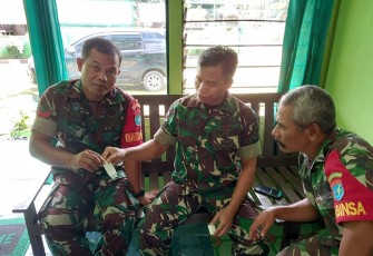 Pasi Intel saat Sidak dan Tes Urine Anggota Koramil Manuhing Secara Acak